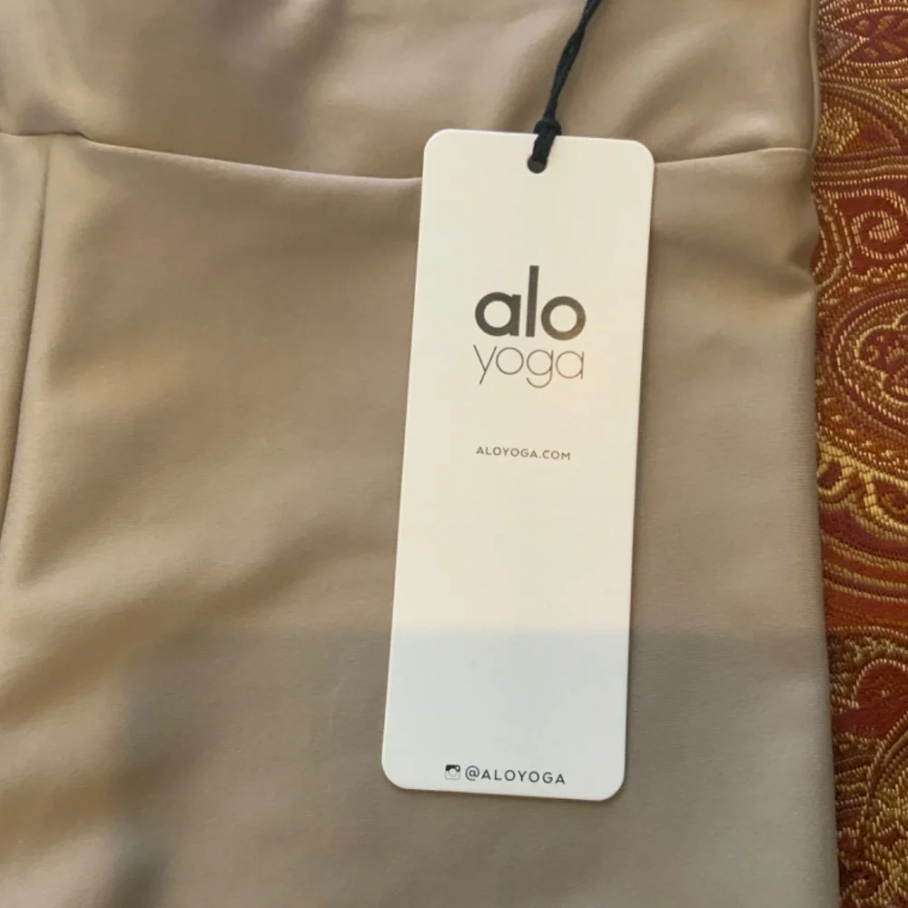 Alo Yoga High Waist Conceal -Zip Capri in gravel, size S, NWT,MSRP$118 Must have